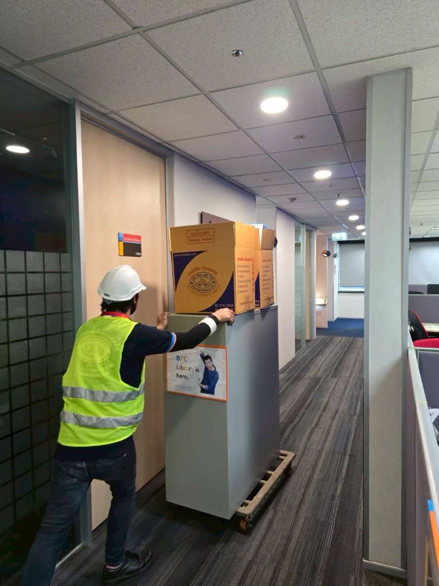 ผลงานการรื้อถอดขนย้ายประกอบติดตั้งเฟอร์นิเจอร์โต๊ะทำงาน